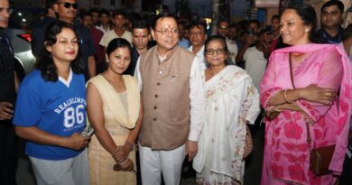 सीएम धामी ने अचानक रुकवाया काफिला, बच्चों और आमजन के साथ खिंचवाईं सेल्फी