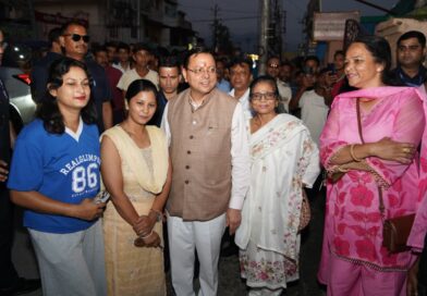 सीएम धामी ने अचानक रुकवाया काफिला, बच्चों और आमजन के साथ खिंचवाईं सेल्फी