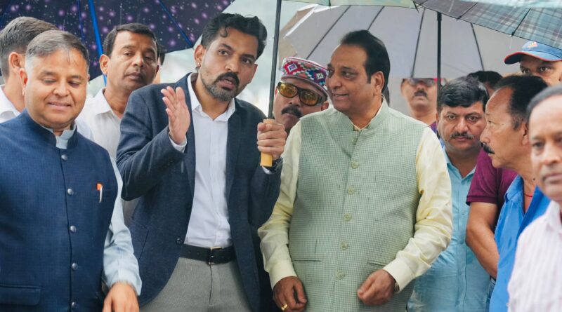 विधायक धर्मपुर विनोद चमोली एवं डीएम डॉ0 आशीष चौहान ने मौहब्बेवाला क्षेत्र का किया स्थलीय निरीक्षण